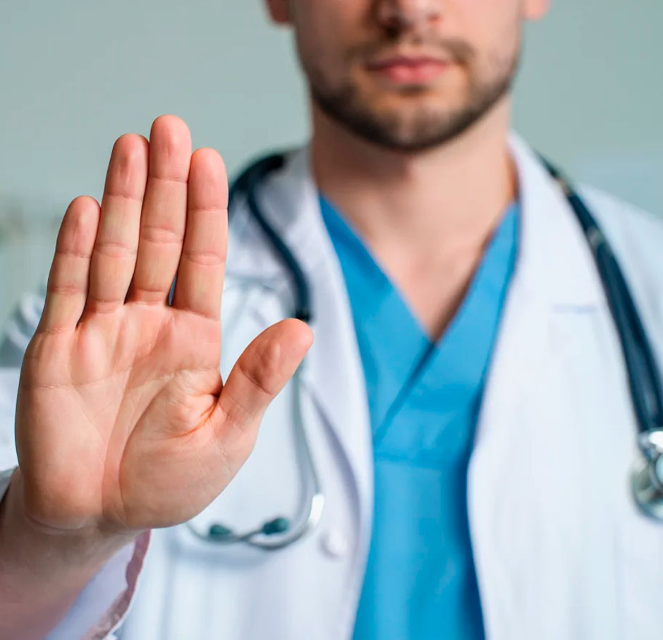 Врач останавливает