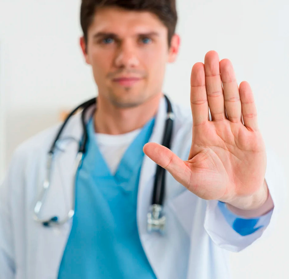 Врач останавливает